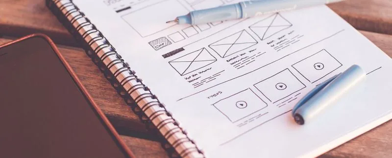 Equipo creativo revisando diseño de marca