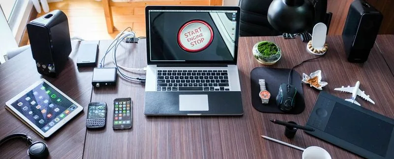 Electrónica y dispositivos en mesa de trabajo